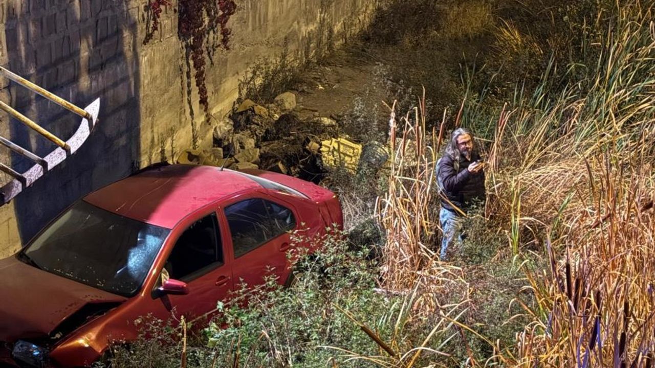 Otomobil kanala uçtu! Sürücünün burnu bile kanamadı