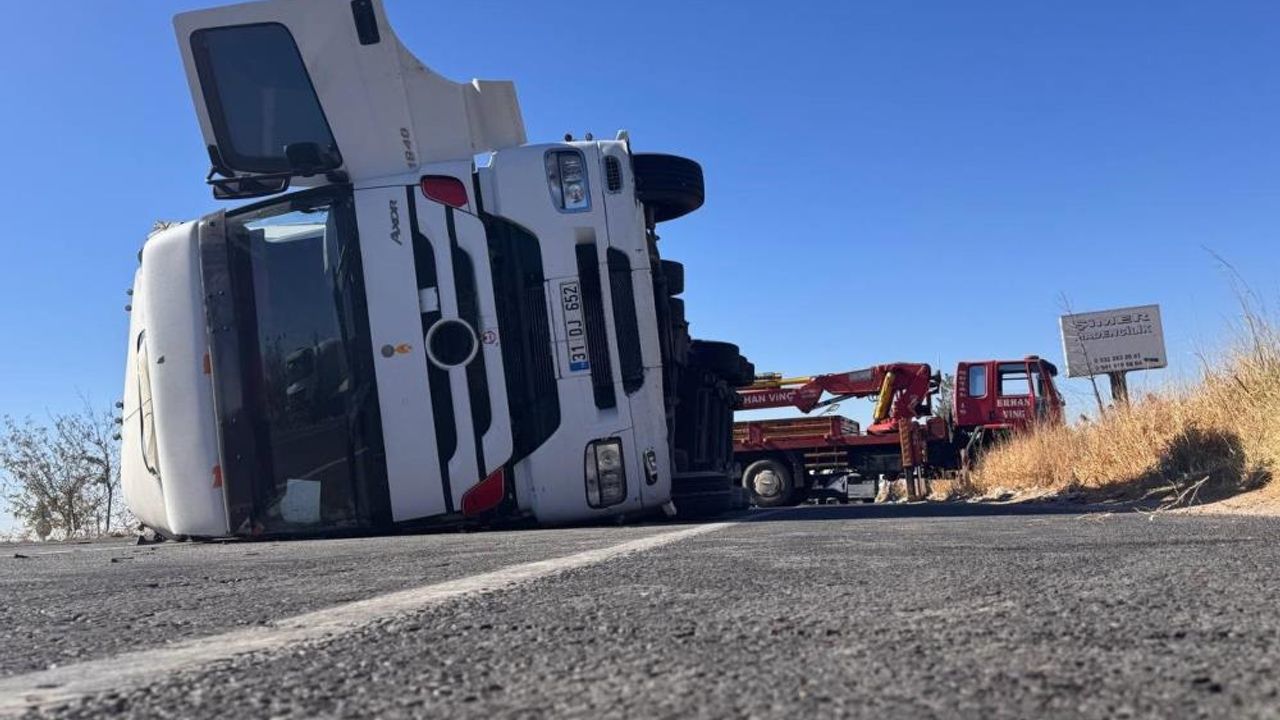 Gaziantep istikametinden Şanlıurfa yönüne gidiyordu! Tekstil hammaddesi yüklü tır devrildi: Karayol trafiğe kapatıldı