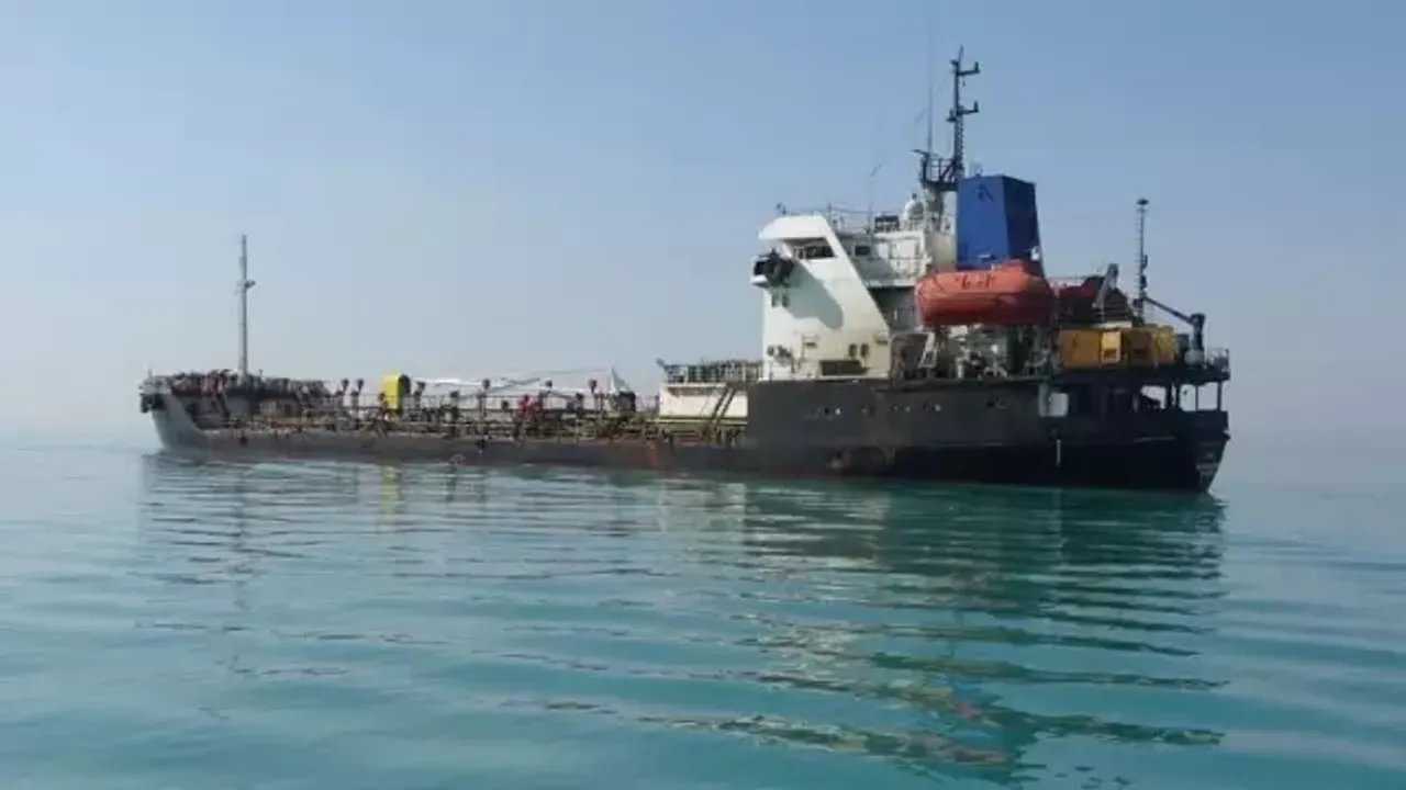 Kaçak akaryakıt taşıyan tekneye el konuldu! 11 gözaltı