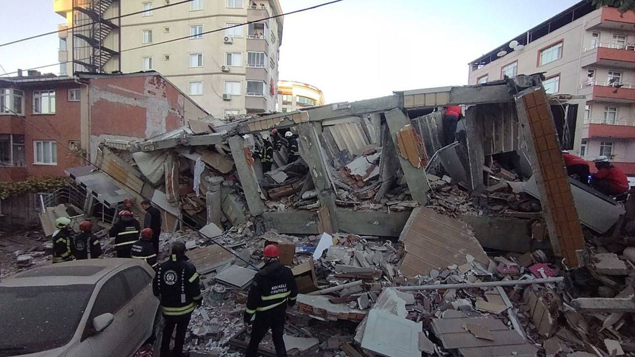 Gebze’de arama-kurtarma çalışmaları devam ediyor! Anne ve baba aranıyor