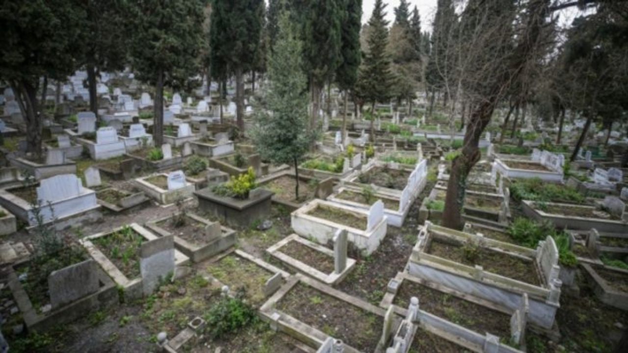 Mezarlıktan kefenlenmiş oyuncak bebek çıktı