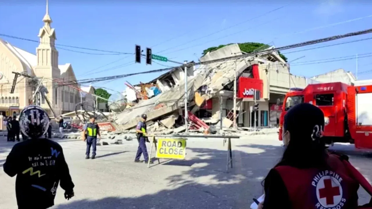 7.8 şiddetinde deprem! Tsunami uyarısı verildi (VİDEO HABER)