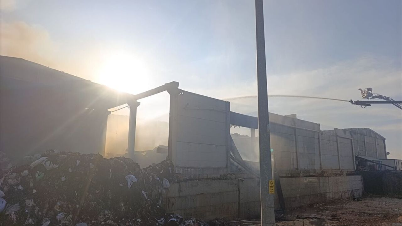 Gaziantep'te 14 saat süren fabrika yangını söndürüldü