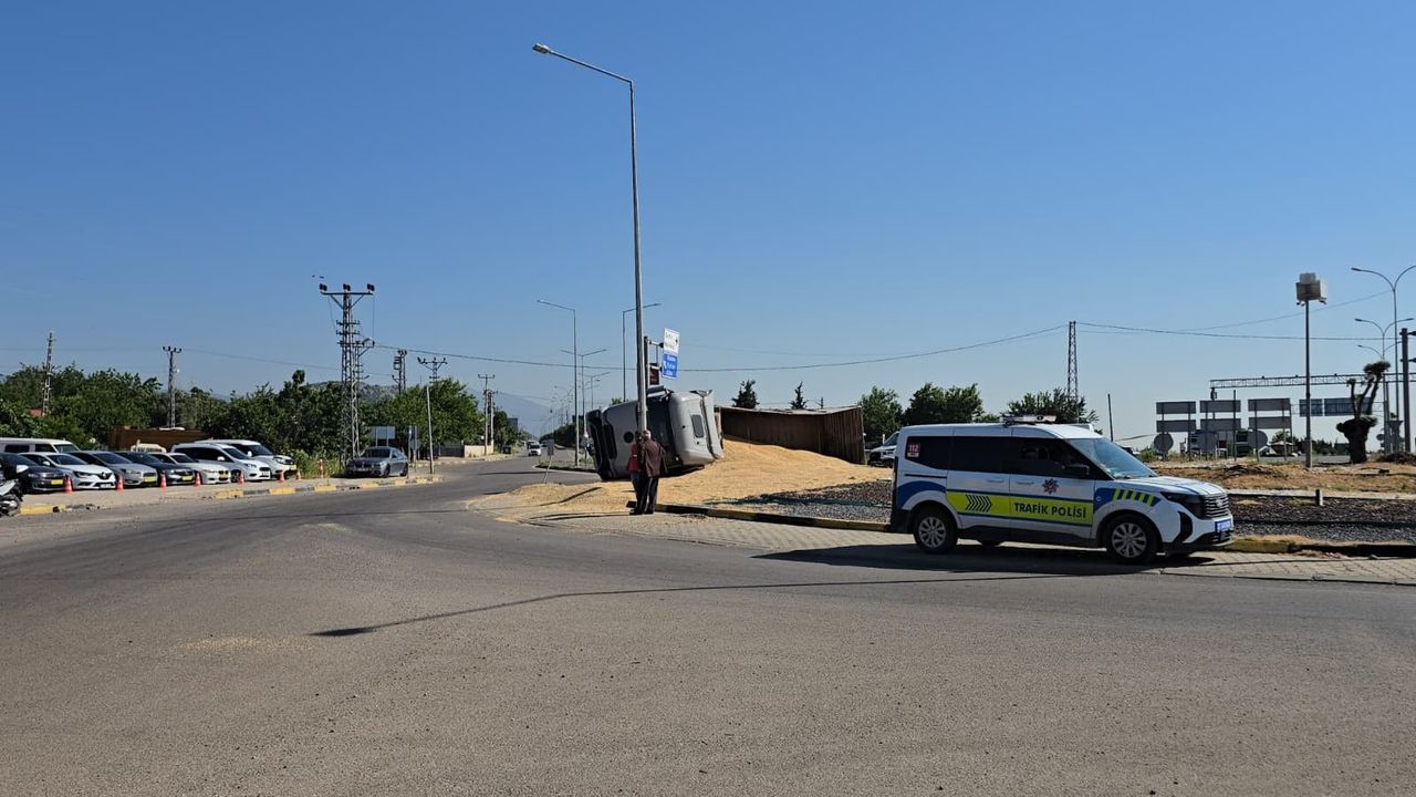 Gaziantep'te arpa yüklü tır kavşakta yan yattı! Sürücü hastaneye kaldırıldı