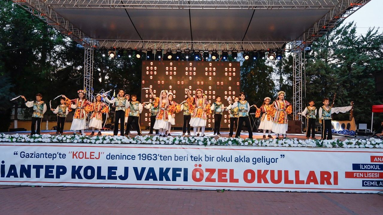 Gaziantep Kolej Vakfı Dansın Renkleriyle sahneye taşıdı