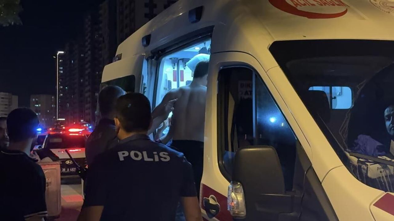 Kebap salonunda döner bıçaklı kavga: 2 yaralı