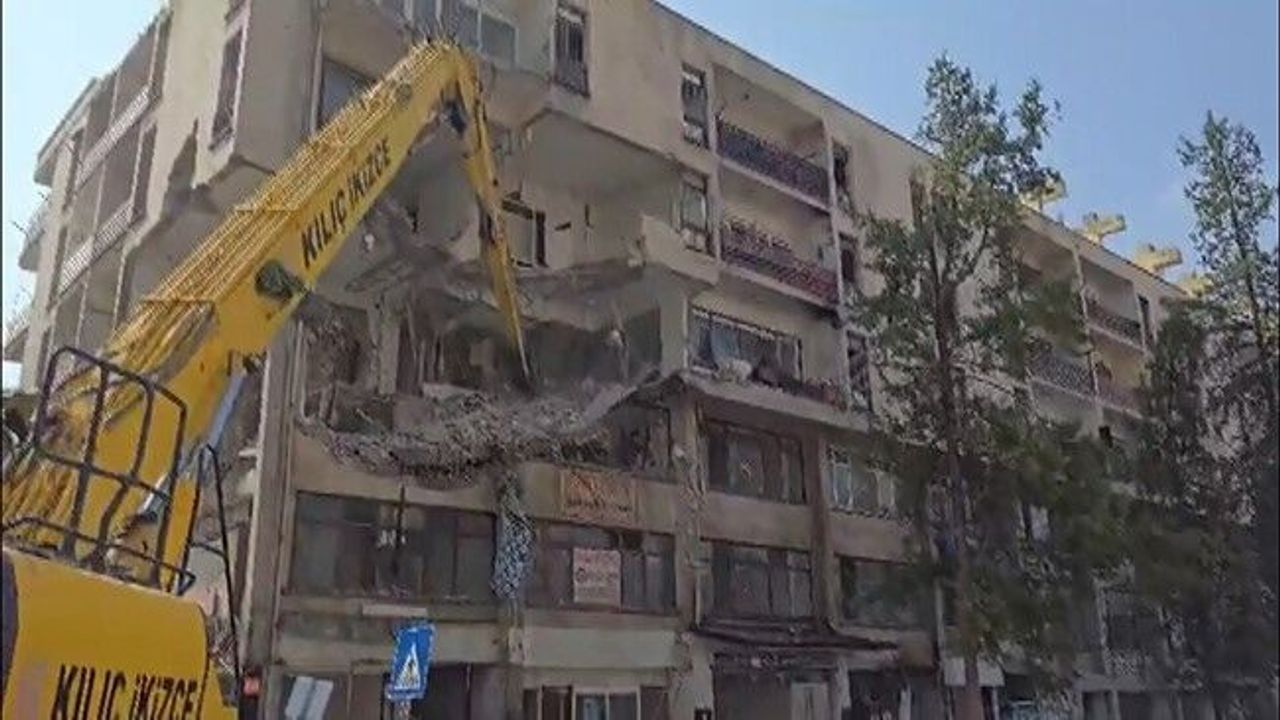 Gaziantep’te depremde ağır hasar alan 50 yıllık binada yıkım çalışması başlatıldı