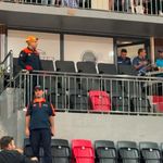 Gaziantep’te iki tribün arasındaki ahşap dekorasyon düştü! Yaralılar var… (VİDEO HABER)