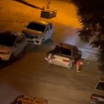 Otomobilden düşen genç altında ezilmekten son anda kurtuldu! O anlar kamerada…