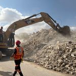 Gazze'de 6 katlı binanın enkazındaki 150 cenaze için "tek" iş makinesiyle arama başlatıldı