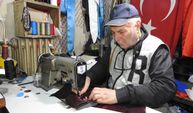 Gaziantep’in emektar terzisi 60 yıldır cübbe dikiyor