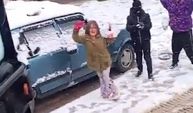 Çocuklar karları temizlemesin diye temizleme aracını kartopuna tuttu! Video haber…