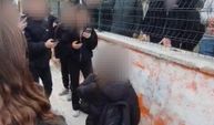 Okul önünde akran zorbalığı skandalı! Diz çöktürüp zorla özür dilettiler! VİDEO HABER…