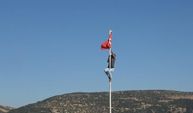 Gaziantep’in komşu ilinde türk bayrağını düzeltmek için direğe tırmandı! O anlar kamerada…