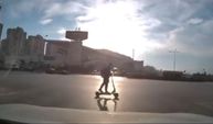 Işık ihlali yapan scooter sürücüsü kazadan kıl payı kurtuldu! İşte o anlar…