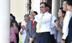 Taylandlı darbe lideri Prayut Chan-o-cha hükümet konağına veda etti