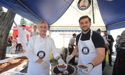 Tahmazoğlu ve Bozatlı aşure dağıttı