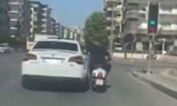 Motosiklet sürücüsünün tehlikeli yolculuğu kameraya yansıdı!
