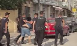 Böyle evlat görülmedi, annesini balkondan atmaya çalıştı..