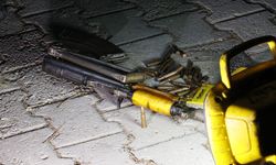 Plakasız motosikletle iş yerine AK-47 ile saldırıcaklardı! Bekçilere yakalandılar...