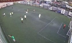 Halı sahada futbol oynarken kalp krizi geçirdi! O anlar kameraya anbean yansıdı…