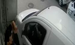 Ölüm teğet geçti… Aracın altında kalmaktan son anda böyle kurtuldular!
