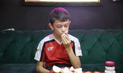 12 yaşındaki Eymen'i görenler şaşkına dönüyor: Okula giderken bile Soğan yiyor