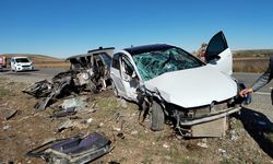 SONDAKİKA: İki otomobil kafa kafaya çarpıştı: 2 ölü, 1 yaralı