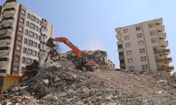 Gaziantep'te ağır hasarlı binaların yıkımı sürüyor