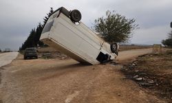Akıl almaz kaza, kamyonet ilginç bir şekilde dik durdu (Video)