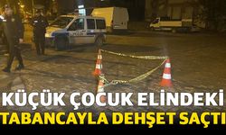 Küçük çocuk elindeki tabancayla dehşet saçtı