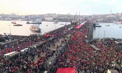 Vatandaşlar , ''Şehitlere Rahmet, Filistin'e Destek'' için Galata Köprüsü'nde!