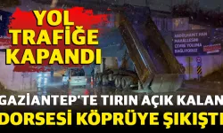 Gaziantep’te tırın dorsesi köprüye şıkıştı | Video