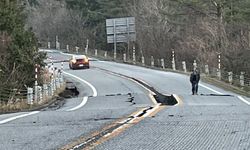 7.6 büyüklüğündeki depremin ardından tsunami uyarısı