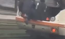 Gaziantep'te tramvayın arkasına tutunan çocuklar korkuttu