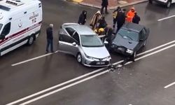 Gaziantep’te Trafik Kazası! 2 Araç Birbirine Girdi!