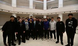 Tahmazoğlu’ndan Gençlerle Kütüphane Turu!