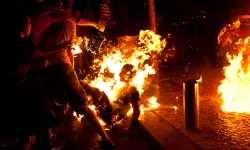 Büyükelçiliğin önünde bir kişi kendini ateşe verdi