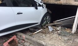 Duramayan Otomobil Eve Daldı: 2 Yaralı