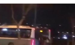 Tehlikeli Yolculuk Kamerada: Halk Otobüsünün Arkasında Asılıp Yolculuk Yaptılar!