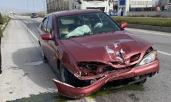 Otomobil Kaldırıma Çarptı: 5 Yaralı