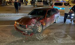 Otomobil Kırmızı Işıkta Bekleyen Minibüse Çarptı: 1 Yaralı