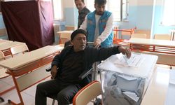 Gaziantep'te sağlık ekiplerinin yardımıyla oy kullandı