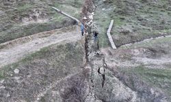 Elazığ depremi Bingöl'ü vurdu: Su kanalında kayma ve yarıklara neden oldu