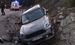 Yoldan Çıkan Otomobil İstinat Duvarına Çarptı: 4 Yaralı