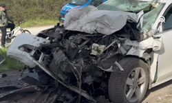 Otomobil Yolcu Midibüsüne Çarptı: 2 Kişi Yaralandı