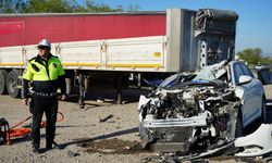 Otomobil Servis Aracı Bekleyen Yayaya Ve Tır Dorsesine Çarptı: 1 Ölü, 2 Ağır Yaralı