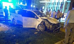 İki Otomobil Kafa Kafaya Çarpıştı: Yaralılar Var