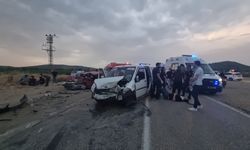 Feci Kaza! İki Otomobil Kafa Kafaya Çarpıştı: Ölü Ve Yaralılar Var