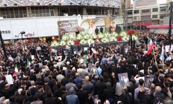 İran’da Halk Reisi’yi Anmak İçin Toplandı